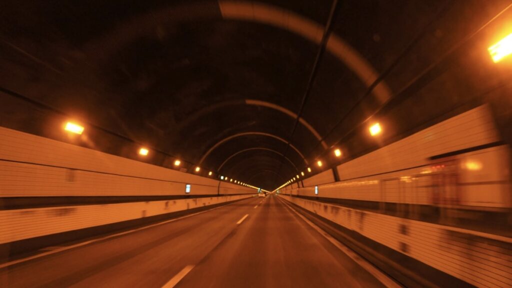 関越自動車道　関越トンネル