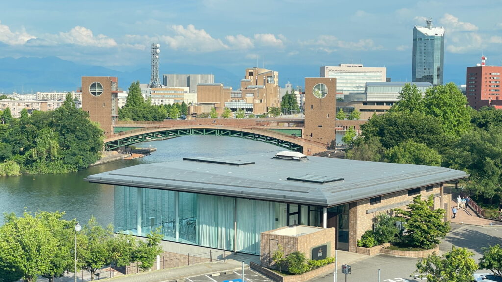 富山県美術館から見る　富岩運河環水公園